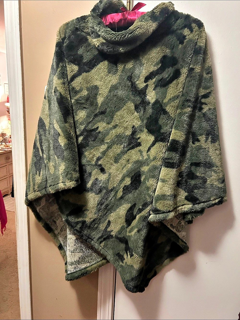 Women's Camo Faux-Fur Cape - Picture 2 of 5